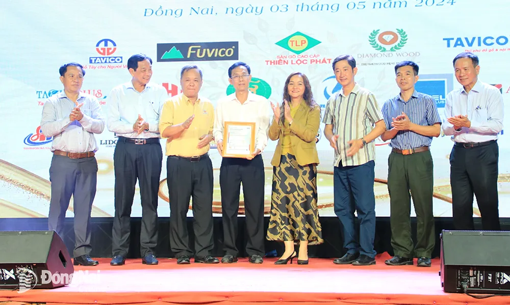 Trao chứng nhận FSC cho 3,6 ngàn héc ta rừng trồng của Ban quản lý rừng phòng hộ Xuân Lộc. Ảnh: Văn Thế