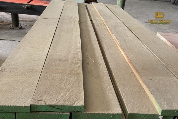 Giá gỗ sồi Châu Âu có biến động theo mùa không?