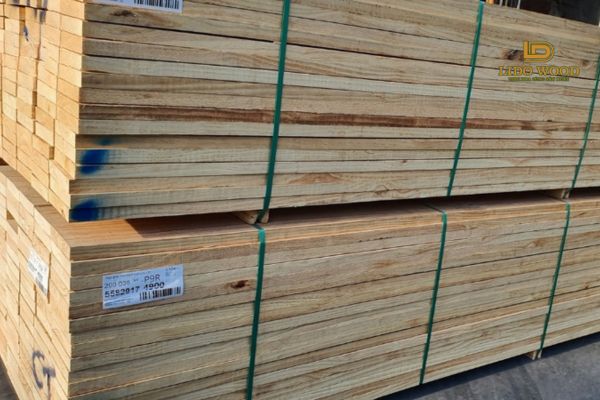 Yếu tố ảnh hưởng đến giá gỗ thông xẻ nhập khẩu