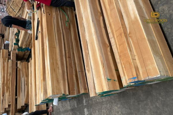 Bảng so sánh chi tiết giá gỗ Teak nhập khẩu