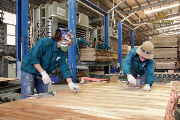 Thuế nhập khẩu đồ nội thất bằng gỗ