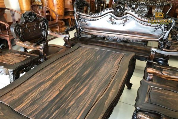 Gỗ tần bì đen được dùng để làm bàn ghế trong nhà